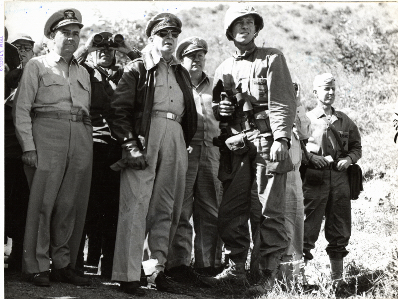인천상륙작전 후 김포로 이동 중인 맥아더 장군과 해병대원들