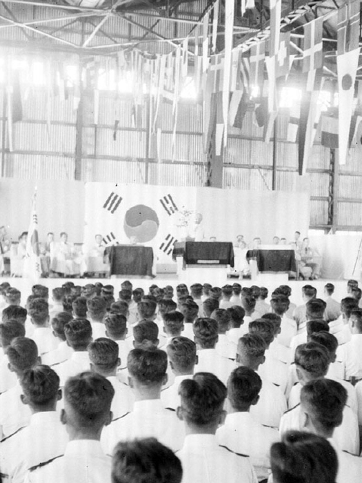 이승만 대통령 내외 해군사관학교 제4기 졸업식 참석연설