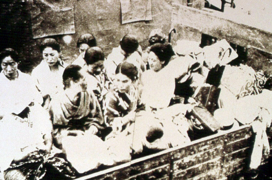 전선으로 이동중인 일본군 '위안부' 의 사진